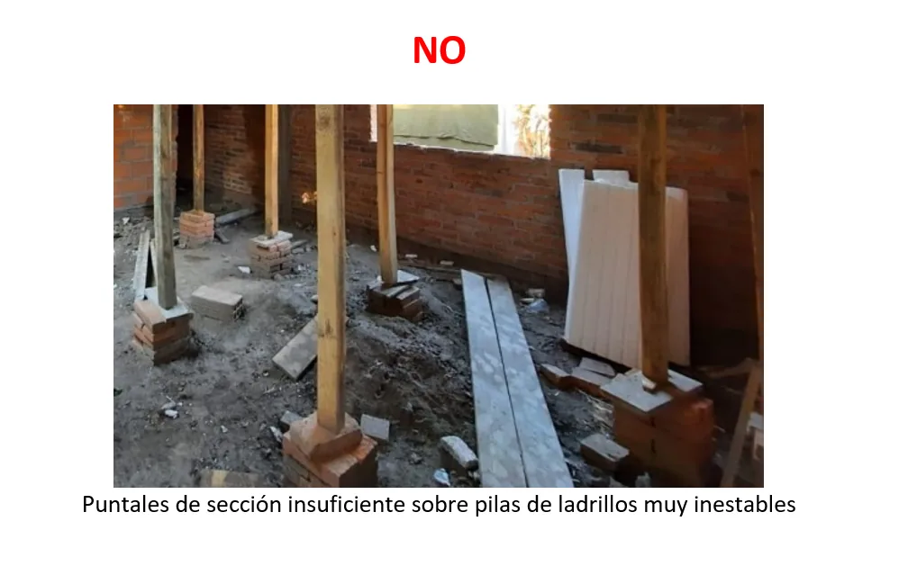 Error: puntales de sección insuficiente apoyados sobre pilas de ladrillos inestables