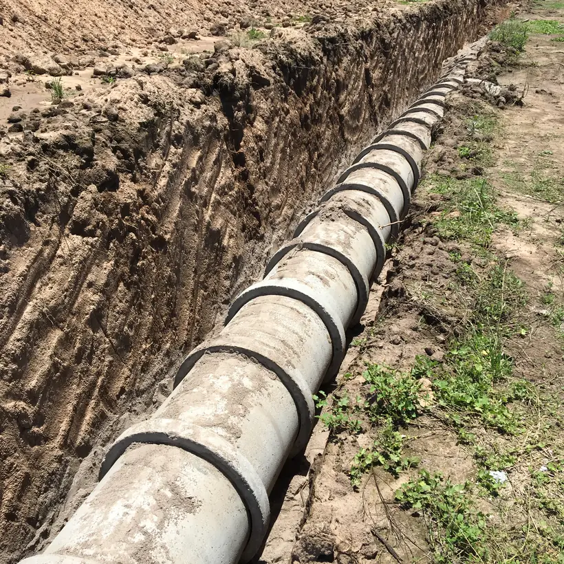 Alcantarillado con caños de hormigón — Cañería de hormigón montada en zanja para desagües pluviales y cloacales.