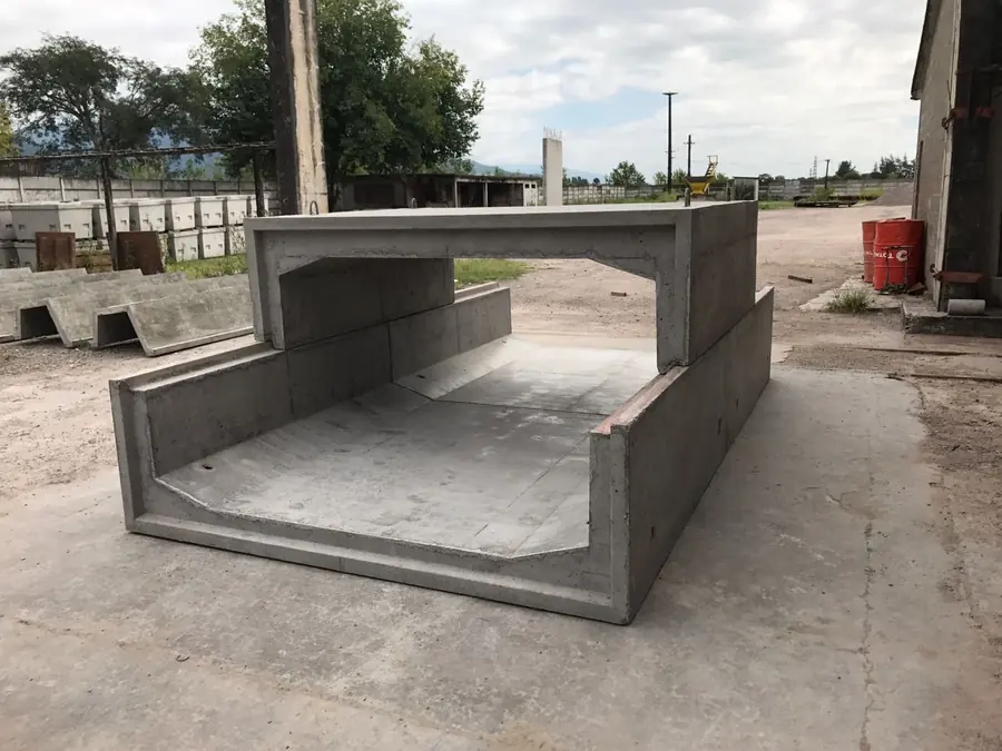 Alcantarillas ferroviarias tipo ADIF SE — Módulos de alcantarilla bajo norma ferroviaria ADIF para cruces de vía.