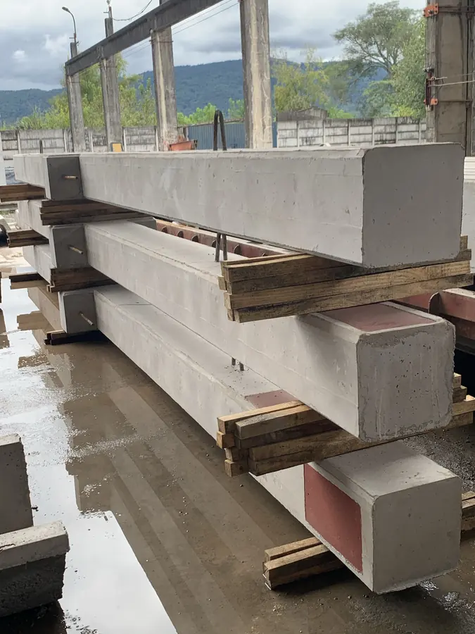 Columnas con insertos metálicos — Columnas premoldeadas con insertos metálicos para estructuras prefabricadas.