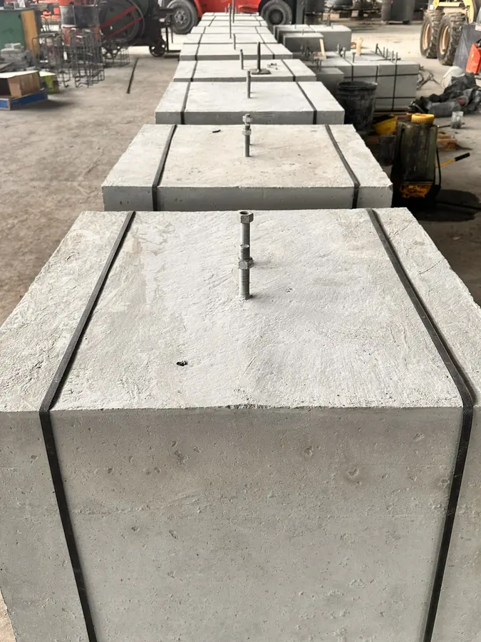 Dados con insertos metálicos — Bases de hormigón con pernos e insertos metálicos para el anclaje de estructuras.